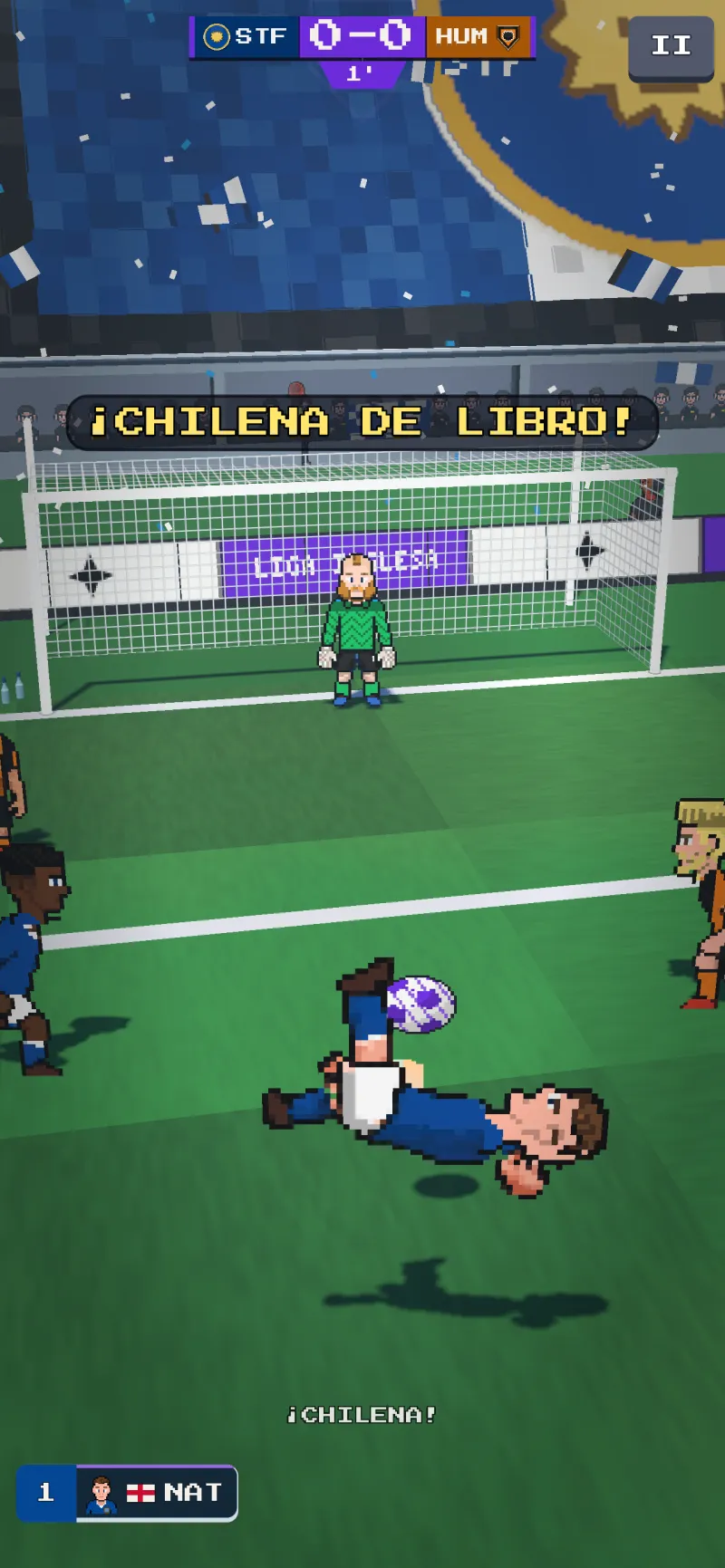 Un jugador remata de chilena delante de la portería