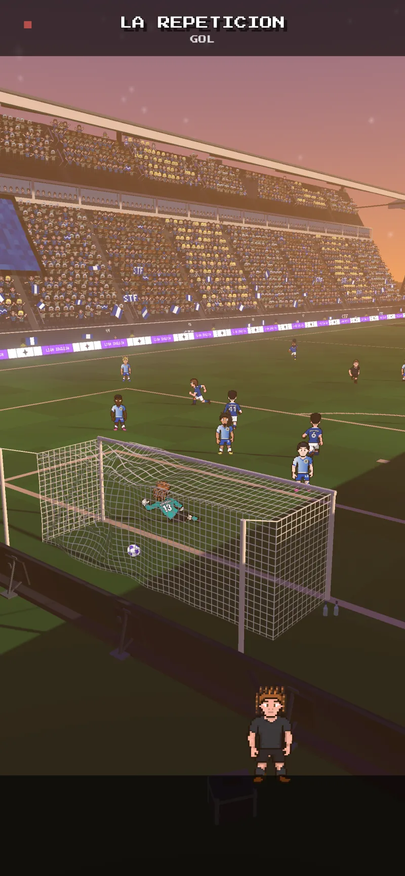 La repetición de un gol desde detrás de la portería, con la grada llena al atardecer