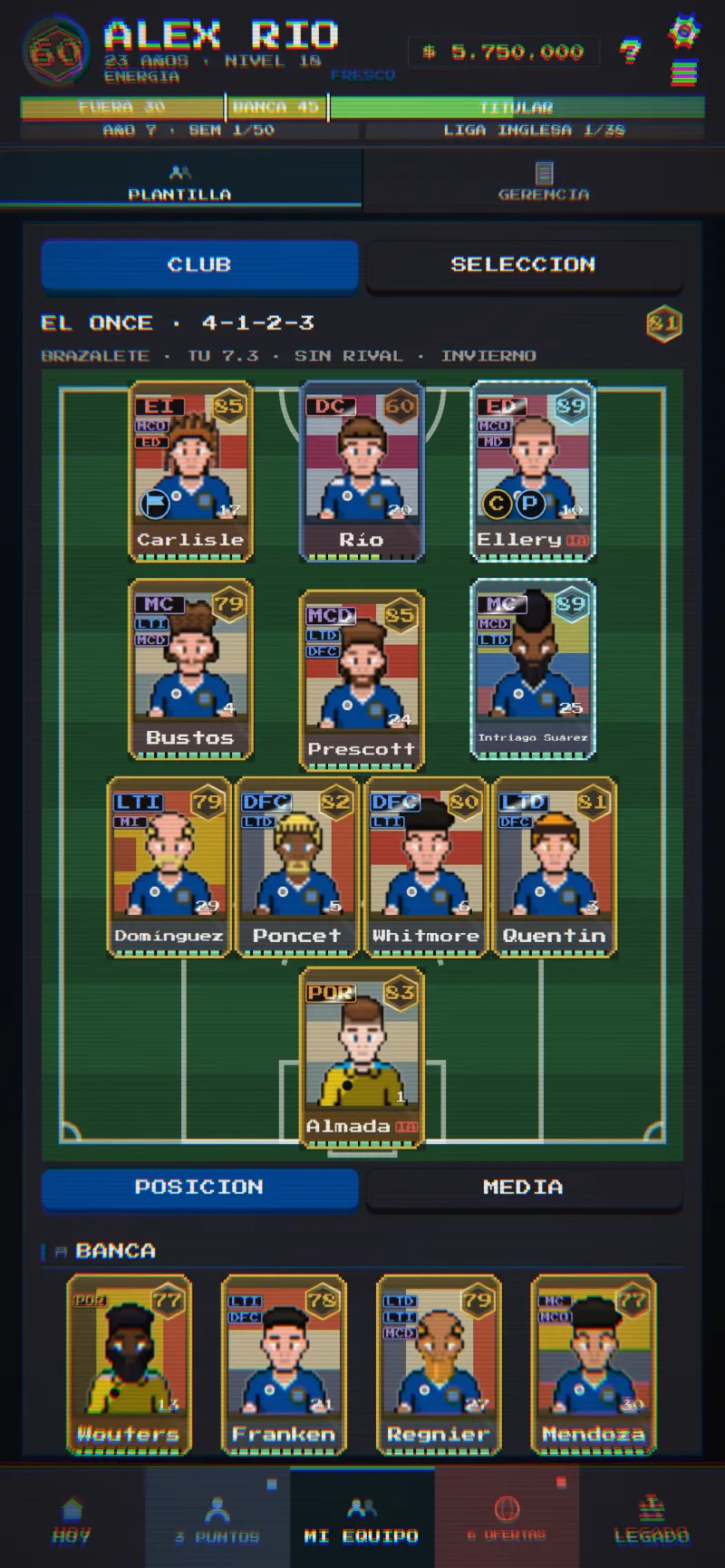 El once del club sobre el campo, con el cromo de cada jugador y la banca debajo